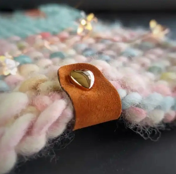 Semišový štítok – hnedý so zlatým srdiečkom, 60 × 20 mm