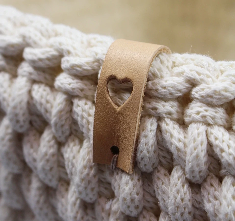 Kožený štítok so srdiečkom – svetlý | Handmade štítok na výrobky