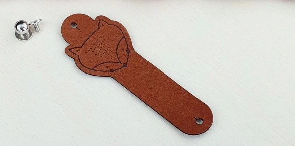Plyšový štítok Líška – hnedý so zlatým nitom, 100 × 35 mm