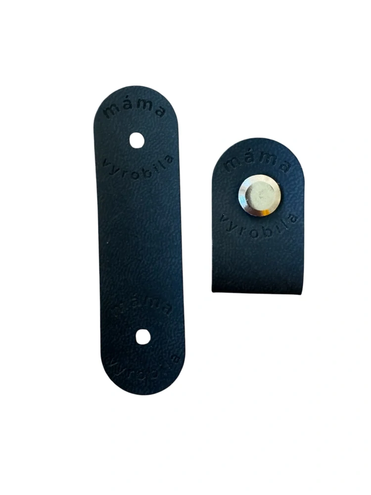 Koženkový štítok Mama vyrobila – čierny so strieborným nitom, 70 × 20 mm