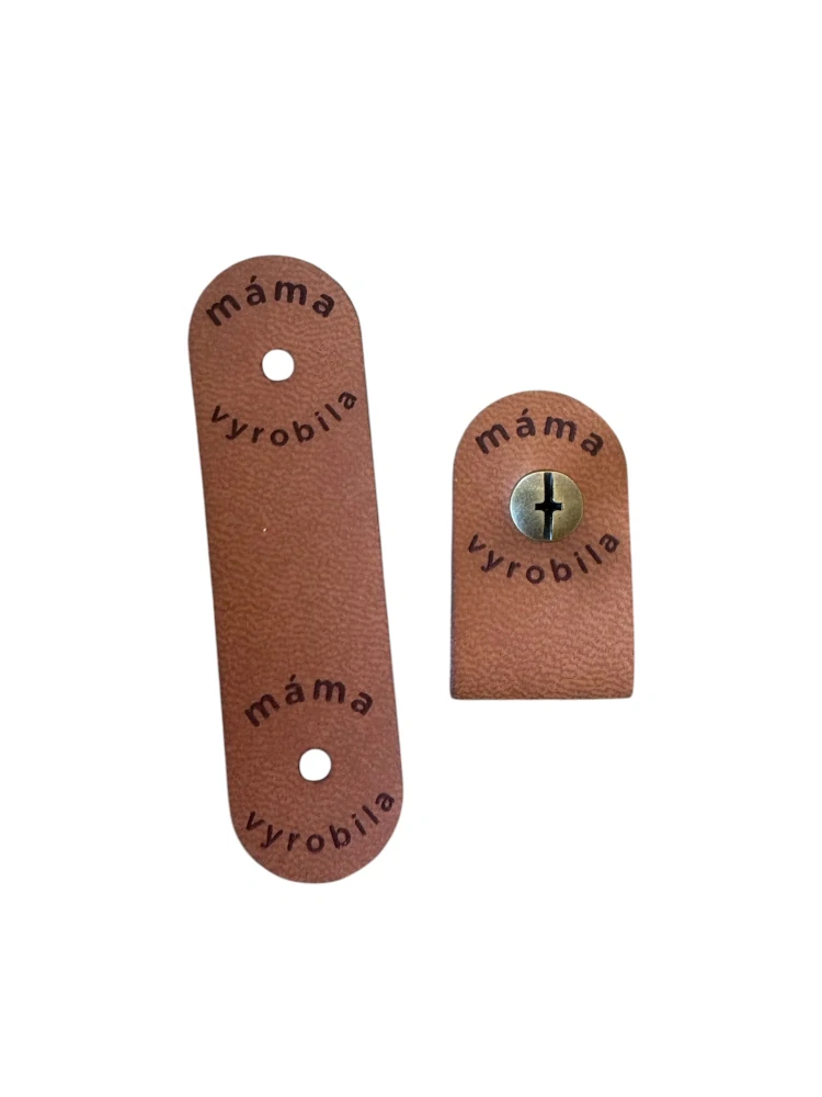 Koženkový štítok Mama vyrobila – hnedý s mosadzným nitom, 70 × 20 mm