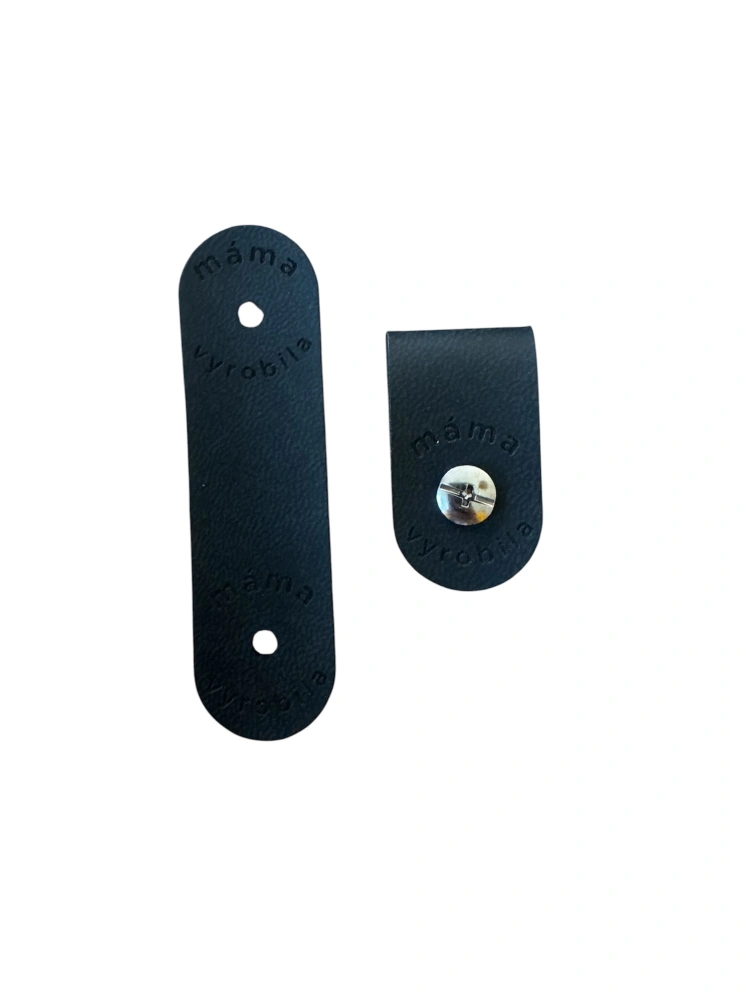 Koženkový štítok Mama vyrobila – čierny so strieborným nitom, 70 × 20 mm