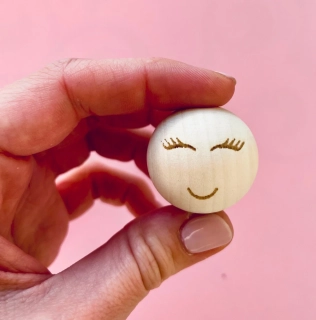 Drevená korálka s vygravírovanou tvárou Ø30 mm