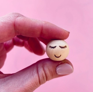 Drevená korálka s vygravírovanou tvárou Ø20 mm I.