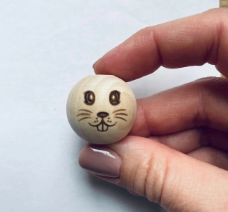 Drevená korálka s vygravírovanou tvárou zajačika Ø25 mm