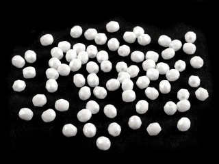 České brúsené sklenené korálky (ohňovky) 3 mm, 5 g – biele