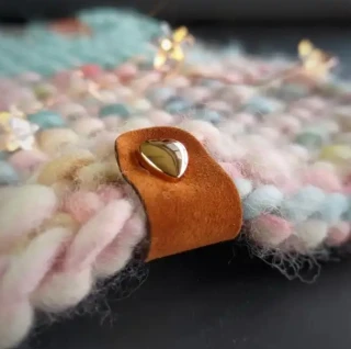 Semišový štítok – hnedý so zlatým srdiečkom, 60 × 20 mm